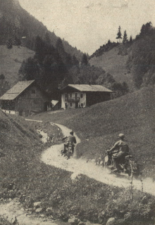 Photo – This was the daily routine for the six days riders, very loose gravel and narrow roads, Additonally this seesaw, one bend after the other. Second man on this picture is the Swede Larsson on BMW R 51. In front Kurt Zimmermann, SS-Untersturmführer [comparable to 2. Lieutenant], on Zündapp KS 500. ISDT 1939 (das Motorrad)